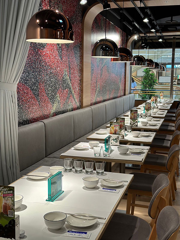 新潮且具現代感的店裝翻轉傳統湘菜餐館形象，營造兼容復古與潮流的用餐氛圍。