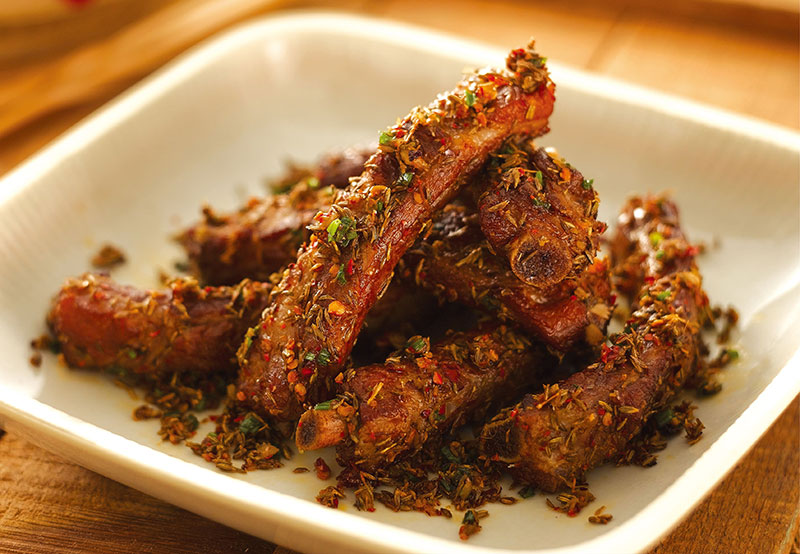 藉由40種香料帶出獨特酥香與鹹辣滋味的《神仙孜然肋排骨》