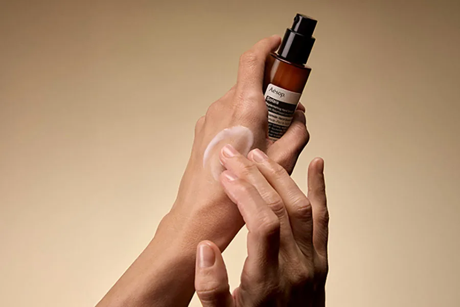 Aesop 爍亮手部精華 手部保養 手部精華 護手霜推薦 手臉視覺斷層 手部抗老精華