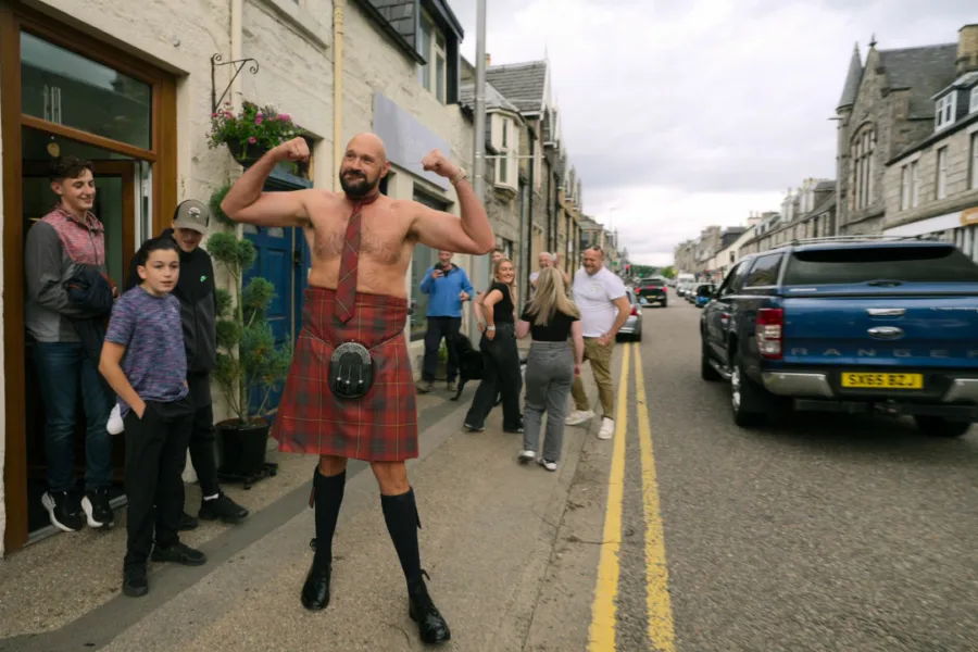 Netflix 新片 媒體採購 廣編稿 廣告合作 異業合作 互惠 泰森福瑞拳王這一家 泰森福瑞 Tyson Fury  派瑞絲福瑞 Paris Fury  2026 實境節目 泰森福瑞：拳王這一家  莫克姆灣 拳王退休生活  英國實境秀 家族旅行