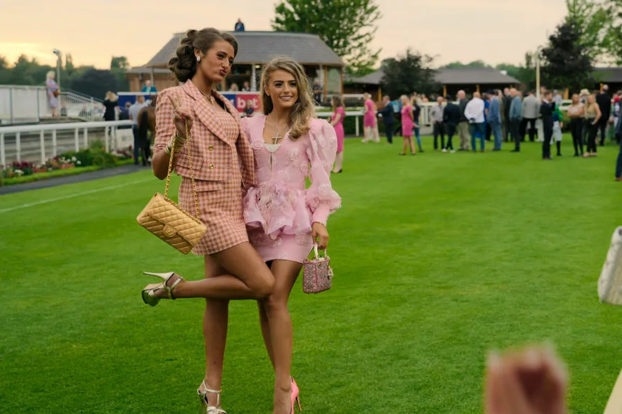 Netflix 新片 媒體採購 廣編稿 廣告合作 異業合作 互惠 泰森福瑞拳王這一家 泰森福瑞 Tyson Fury  派瑞絲福瑞 Paris Fury  2026 實境節目 泰森福瑞：拳王這一家  莫克姆灣 拳王退休生活  英國實境秀 家族旅行