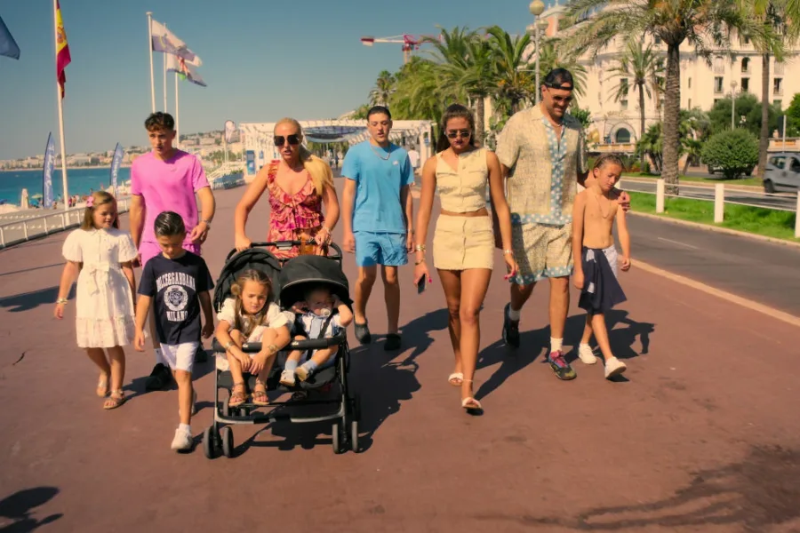 Netflix 新片 媒體採購 廣編稿 廣告合作 異業合作 互惠 泰森福瑞拳王這一家 泰森福瑞 Tyson Fury  派瑞絲福瑞 Paris Fury  2026 實境節目 泰森福瑞：拳王這一家  莫克姆灣 拳王退休生活  英國實境秀 家族旅行