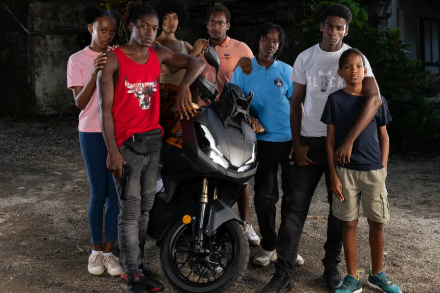 Netflix 新片 媒體採購 廣編稿 廣告合作 異業合作 互惠 聰明少年 Bandi 大家庭生存 社會底層 2026 劇情片 聰明少年 母親離世 兄弟姊妹親情 販毒抉擇 道德掙扎 逆境重生 團結救援