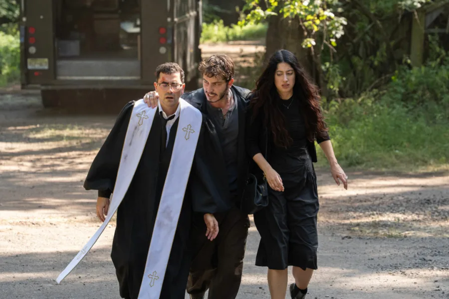 Netflix 新片 媒體採購 廣編稿 廣告合作 異業合作 互惠 失策兄妹幫 Big Mistakes  美國影集 劇情片  家族衝突 手足關係  2026 影集 失策兄妹幫  黑色幽默 成年危機  人生逆襲 喜劇影集