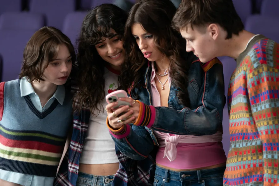 Netflix 新片 媒體採購 廣編稿 廣告合作 異業合作 互惠 好女孩的謀殺調查報告 A Good Girl's Guide to Murder 艾瑪邁爾斯 Emma Myers 札恩伊克巴爾 Zain Iqbal 2026 影集 好女孩的謀殺調查報告 第二季 驚悚 懸疑推理 證人失蹤 小琵 安蒂貝爾案 傑米雷諾茲 正義代價 英國懸疑小說改編 驚悚影集 艾瑪邁爾斯