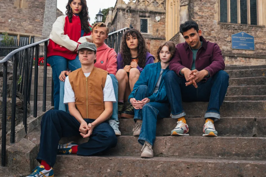 Netflix 新片 媒體採購 廣編稿 廣告合作 異業合作 互惠 好女孩的謀殺調查報告 A Good Girl's Guide to Murder  艾瑪邁爾斯 Emma Myers 札恩伊克巴爾 Zain Iqbal  2026 影集 好女孩的謀殺調查報告 第二季  驚悚 懸疑推理 證人失蹤 小琵  安蒂貝爾案 傑米雷諾茲 正義代價  英國懸疑小說改編 驚悚影集 艾瑪邁爾斯