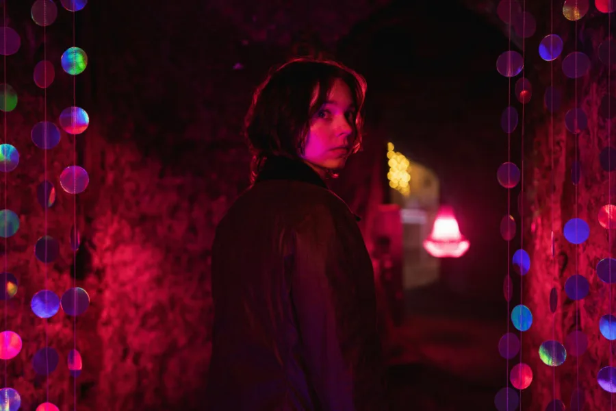 Netflix 新片 媒體採購 廣編稿 廣告合作 異業合作 互惠 好女孩的謀殺調查報告 A Good Girl's Guide to Murder  艾瑪邁爾斯 Emma Myers 札恩伊克巴爾 Zain Iqbal  2026 影集 好女孩的謀殺調查報告 第二季  驚悚 懸疑推理 證人失蹤 小琵  安蒂貝爾案 傑米雷諾茲 正義代價  英國懸疑小說改編 驚悚影集 艾瑪邁爾斯