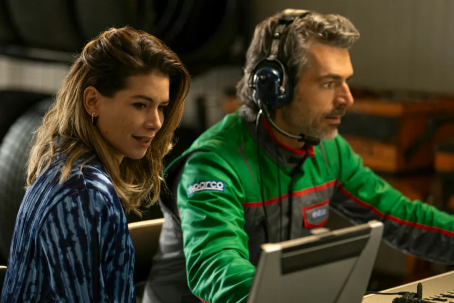 Netflix 新片 媒體採購 廣編稿 廣告合作 異業合作 互惠 極速山谷 Motorvalley 路卡阿基提諾 Luca Argentero 義大利賽車競技影集 茱莉亞米凱利尼 Giulia Michelini 卡特琳娜福爾札 Caterina Forza