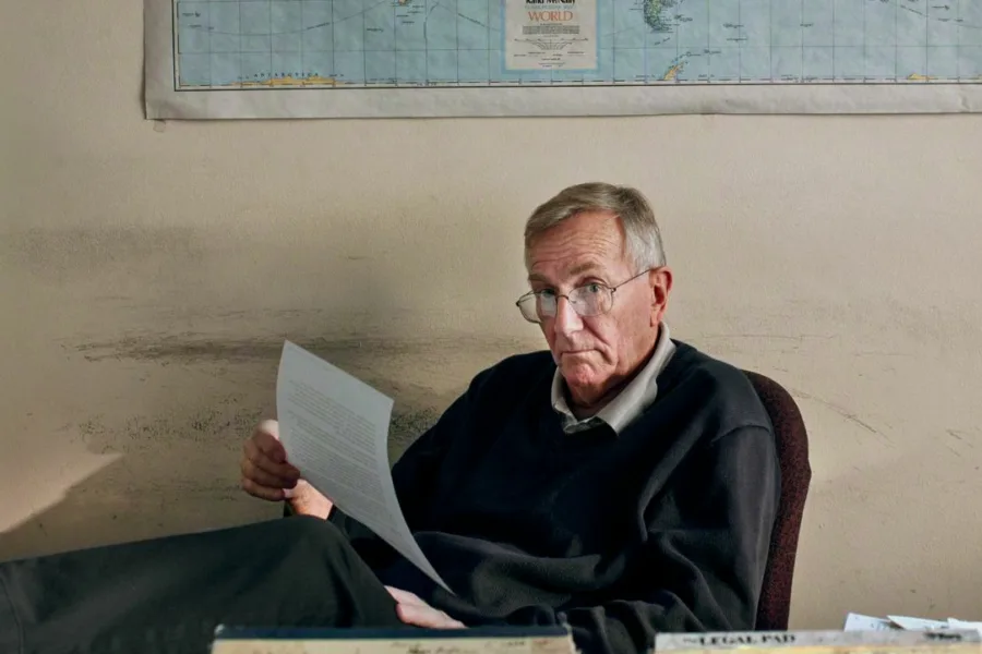 Netflix新片 電影 媒體採購 廣編稿 廣告合作 異業合作 黑幕調查記者的真相之路 西摩赫許、調查記者、普立茲獎 美萊村屠殺、阿布格萊布監獄、體制暴力 蘿拉波特拉斯、威尼斯電影節、政治驚悚 檔案畫面、個人筆記、真相揭露 新聞自由、有罪不罰、美國軍方 紀錄片、Netflix原創、2025上線