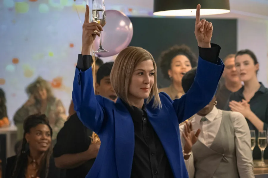 Netflix新片 電影 媒體採購 廣編稿 廣告合作 異業合作 互惠 女士優先 Ladies First 薩夏·拜倫·柯恩 Sacha Baron Cohen 羅莎蒙·派克 Rosamund Pike 2026 電影喜劇 女士優先 性別翻轉 平行世界 花花公子 女力崛起 職場鬥爭 女士優先 羅莎蒙·派克 性別偏見 喜劇電影 電影 女士優先 薩夏·拜倫·柯恩 平權 幽默