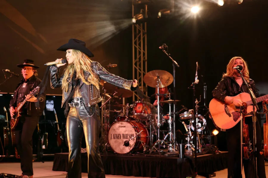 Netflix新片 電影 媒體採購 廣編稿 廣告合作 異業合作 互惠 萊尼威爾遜：酷炫鄉村樂 萊尼威爾遜 Lainey Wilson  鄉村音樂紀錄片 音樂偶像  2026 電影 萊尼威爾遜：酷炫鄉村樂  鄉村明星 心路歷程  現代音樂 忠於自我