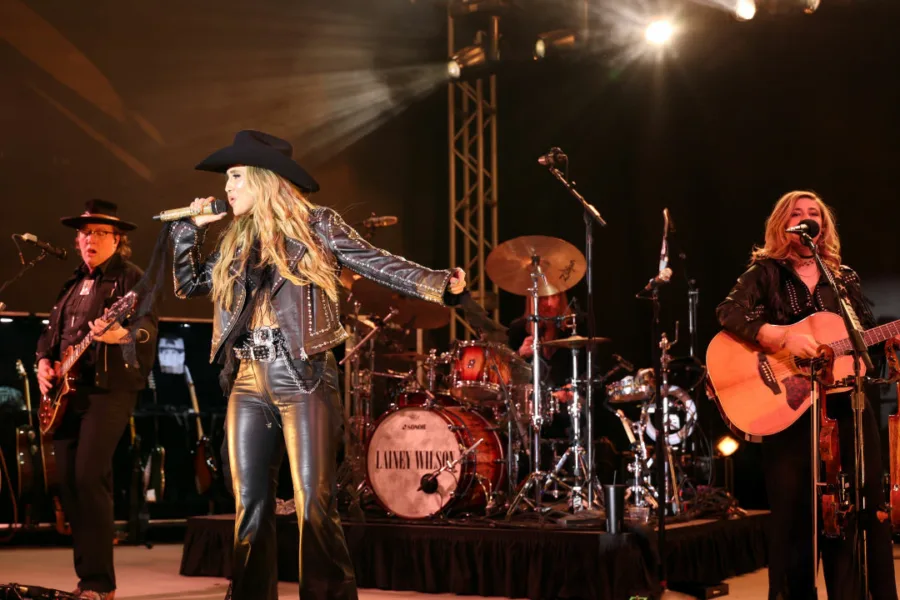 Netflix新片 電影 媒體採購 廣編稿 廣告合作 異業合作 互惠 萊尼威爾遜：酷炫鄉村樂 萊尼威爾遜 Lainey Wilson  鄉村音樂紀錄片 音樂偶像  2026 電影 萊尼威爾遜：酷炫鄉村樂  鄉村明星 心路歷程  現代音樂 忠於自我