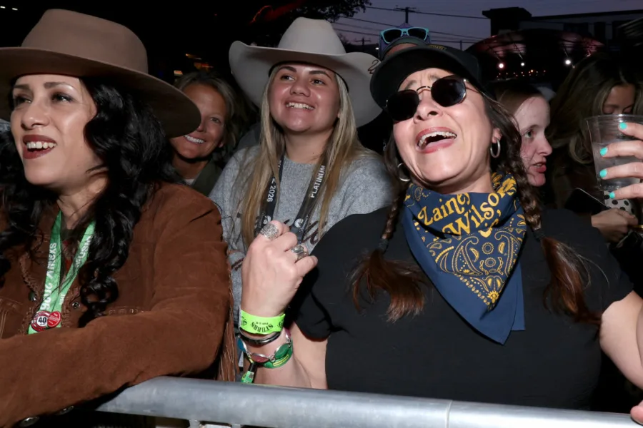 Netflix新片 電影 媒體採購 廣編稿 廣告合作 異業合作 互惠 萊尼威爾遜：酷炫鄉村樂 萊尼威爾遜 Lainey Wilson  鄉村音樂紀錄片 音樂偶像  2026 電影 萊尼威爾遜：酷炫鄉村樂  鄉村明星 心路歷程  現代音樂 忠於自我