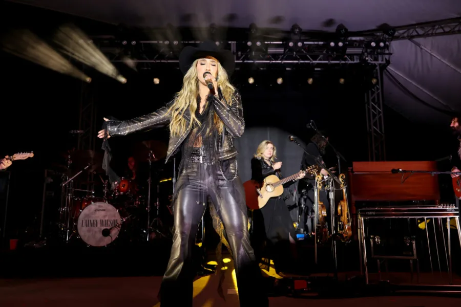 Netflix新片 電影 媒體採購 廣編稿 廣告合作 異業合作 互惠 萊尼威爾遜：酷炫鄉村樂 萊尼威爾遜 Lainey Wilson  鄉村音樂紀錄片 音樂偶像  2026 電影 萊尼威爾遜：酷炫鄉村樂  鄉村明星 心路歷程  現代音樂 忠於自我