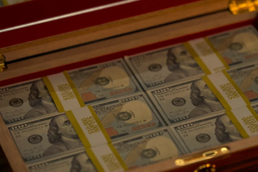 Netflix 新片 媒體採購 廣編稿 廣告合作 異業合作 互惠 百萬秘寶攻防戰 Million Dollar Secret Season 2  彼得·塞拉菲諾威茨 Peter Serafinowicz  2026 實境影集 百萬秘寶攻防戰 第二季  心理戰 欺詐遊戲 百萬美金 實境秀  美國影集 彼得·塞拉菲諾威茨 鬥智 競賽  心理攻防 秘密遊戲 百萬秘寶攻防戰