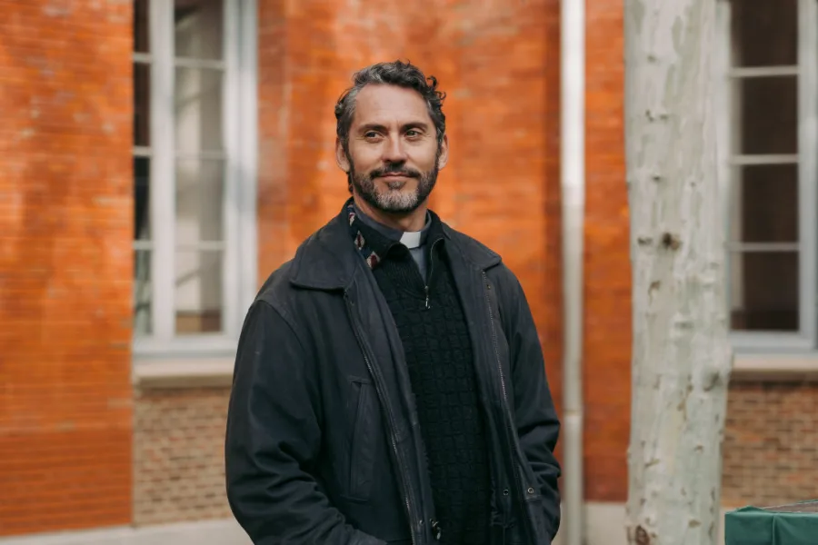 Netflix新片 電影 媒體採購 廣編稿 廣告合作 異業合作 互惠 我親愛的小姐 影評 間性人 亞黛拉  My Dearest Señorita 西班牙電影 角色心理 深度  間性身分 宗教保守主義 自我探索 劇情片 推薦  潘普洛納 馬德里 身分認同 地理學 影像美學  間性人權益 社會接納 家庭沈默 2026 電影評價  當代西班牙劇情片 角色成長 跨性別/間性議題 導讀