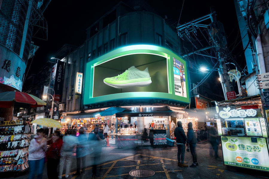 UA於士林夜市吸睛打造3D FLOW VELOCITI ELITE大型戶外廣告，創意作品以【疾速輕盈】為主題！