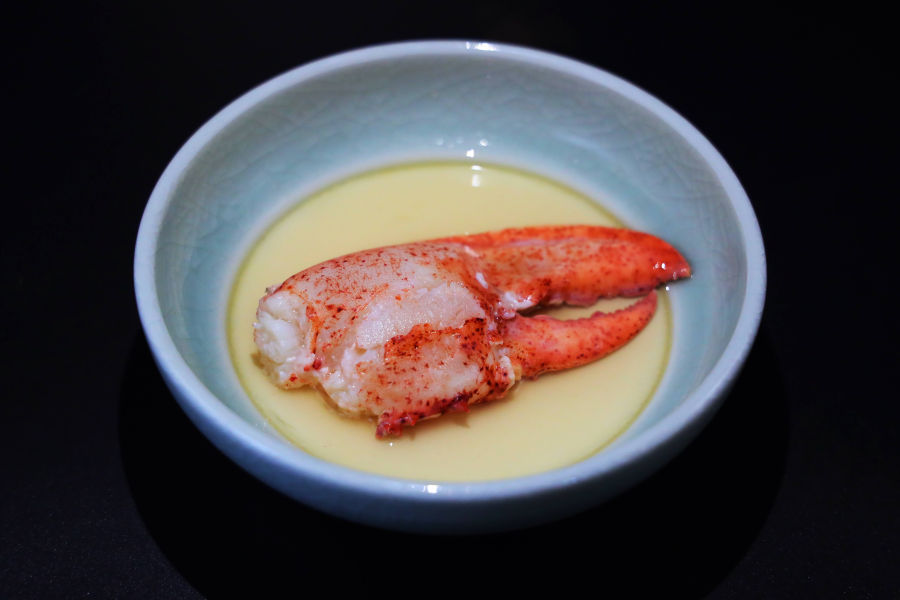 〈奇鮮日料〉的〈日式活龍蝦蒸蛋〉，是以日式蒸蛋為基底，拌入自製日式清湯，再舖上當日現撈活龍蝦，形色優美、誘人食慾