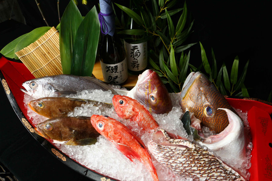 坐在板前享受主廚現做的無菜單料理,食材海鮮都是當日基隆港「崁仔頂魚市」進貨「現流仔」