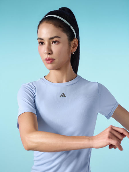 雷艾美穿上adidas HIIT服飾，搭載專為女性設計的全新SWEAT CONCEAL隱藏汗漬科技，能解決夏季流汗造成濕黏的不適感