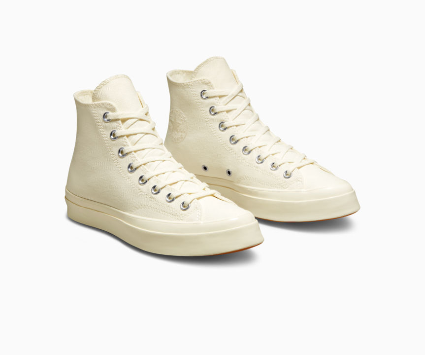 CONVERSE x Devin Booker聯名系列鞋款建議零售價為新台幣2,880元