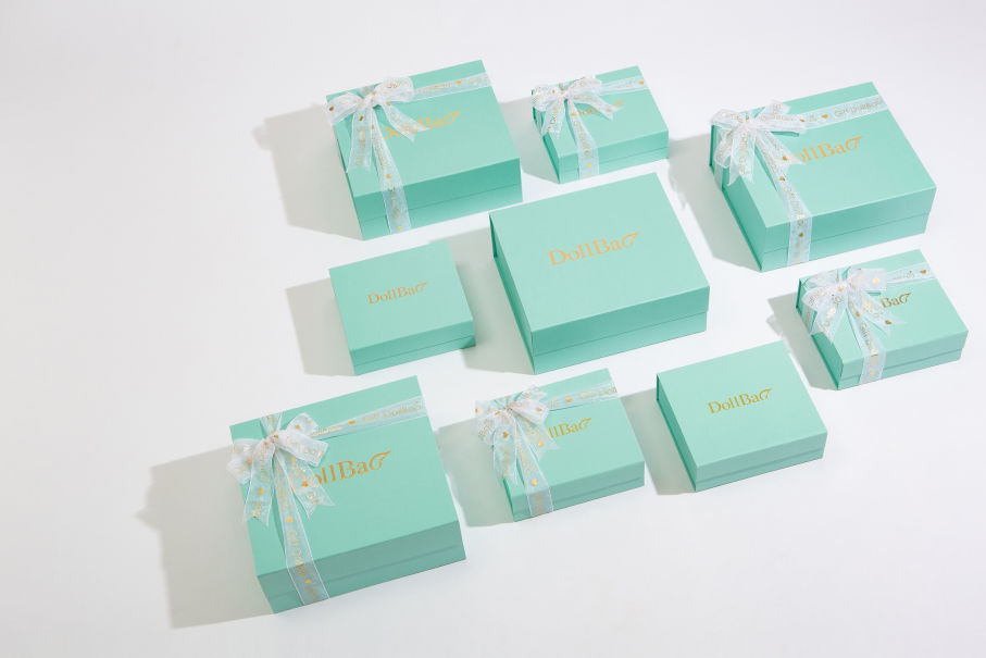 Gift DollBao高質感燙金logo緞帶彌月禮盒，全盒特殊壓紋將滿滿心意注入其中！