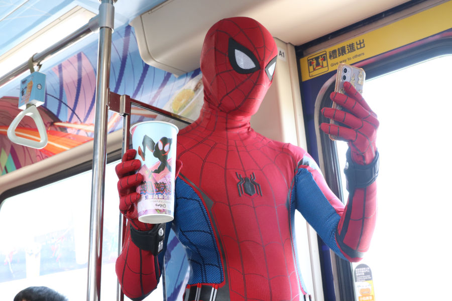 CoCo推出人氣咀嚼系飲品,讓你用吸的「珠絲奶茶」裡面除了有Q彈珍珠及讓人魂牽夢縈的牽絲麻糬,滑順中又帶有圓潤嚼感,再搭上奶茶入喉,獨特口感難以忘懷