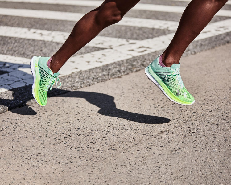 UA 新型態推出專為馬拉松競速而生的「UA FLOW VELOCITI ELITE」碳板跑鞋，運用三明治中底結構，給予疾速輕盈跑步體驗