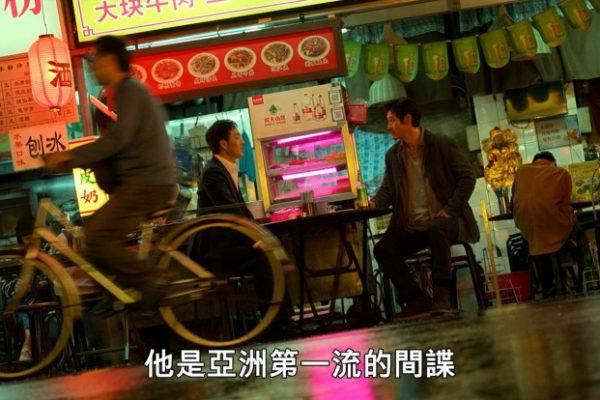 ▲ 薛景求與朴海秀還坐在台北遼寧夜市攤位交談 ( 圖 Netflix )