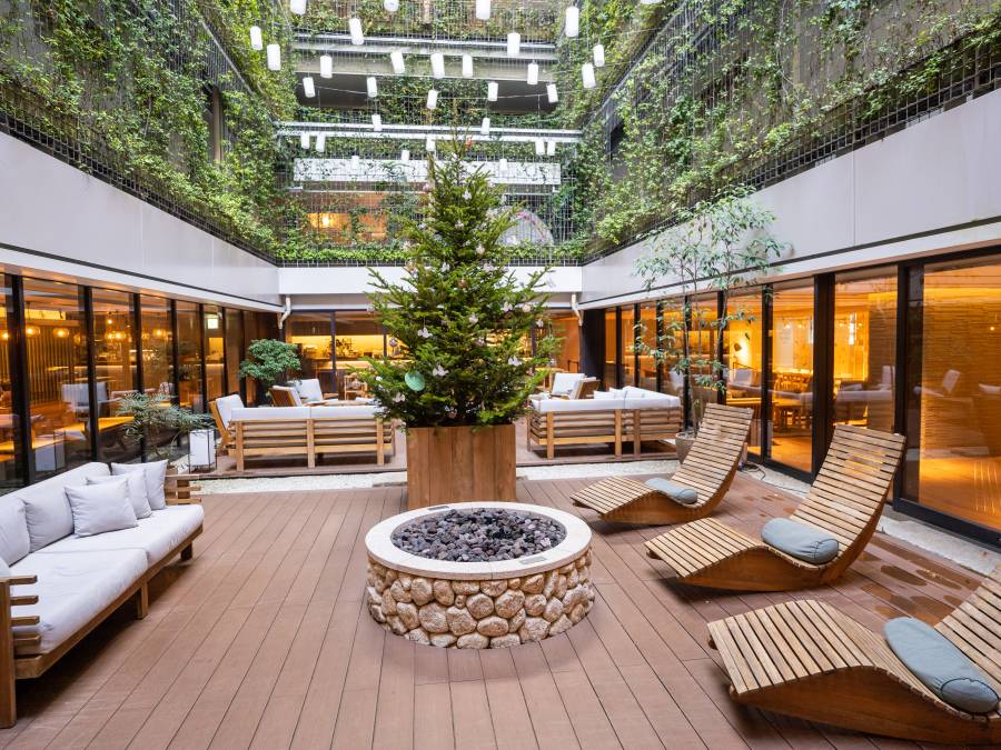 「GOOD NATURE HOTEL KYOTO」中庭的休憩區域，彷如城市中的一片綠洲