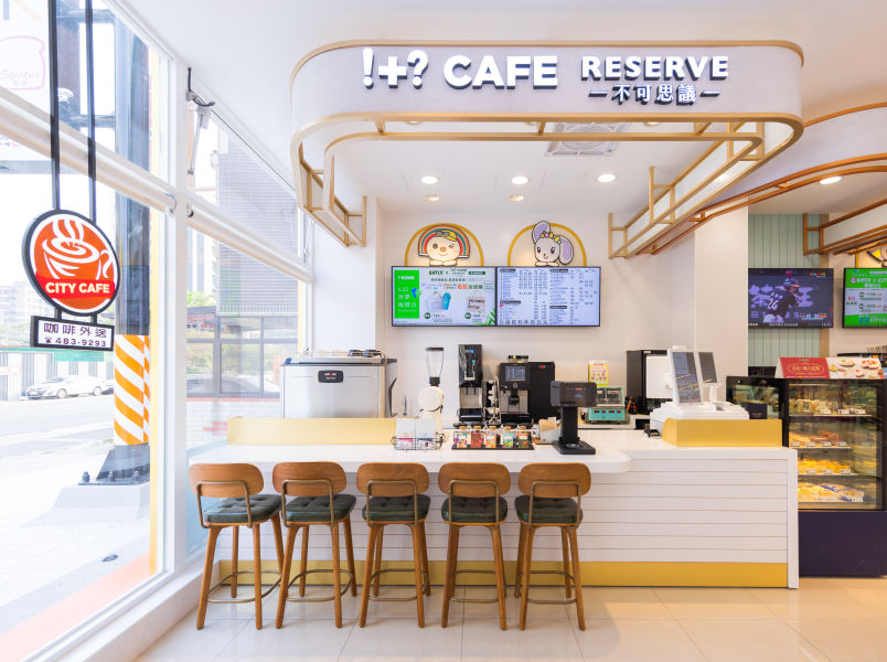 「!+_ CAFE RESERVE不可思議咖啡」於千塘門市獨家推出「璀璨玫好」(120元_杯)、「艾利達莊園 花香藝伎」(500元_杯)兩款限定商品