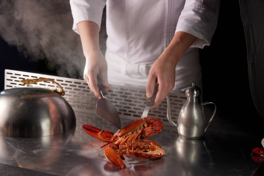 「夏慕尼」則推出「波士頓龍蝦」，鐵板乾煎輔以簡單調味，品嚐大海鮮甜滋味