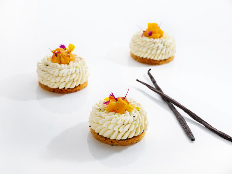 「小光芒」蛋糕以芝麻海綿蛋糕搭配香草奶霜與新鮮芒果及列塔尼奶油酥餅，是不容錯過的夏日甜點