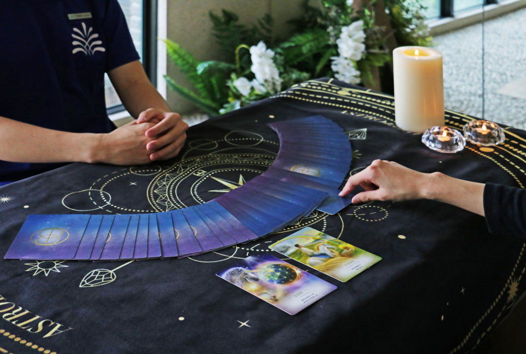 「波特占卜」將邀請體驗者將挑選三張最有感的卡牌，占卜者會對照體者卡牌中所寓意的心理狀態，給予對應的心靈解方為旅人解惑