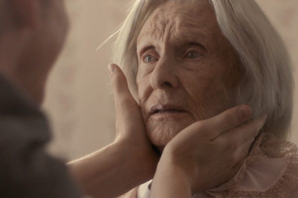 ▲ 克羅麗絲利奇曼飾演開明、風趣外婆，也同樣面臨著老年照護的課題 ( 圖 天馬行空 )
