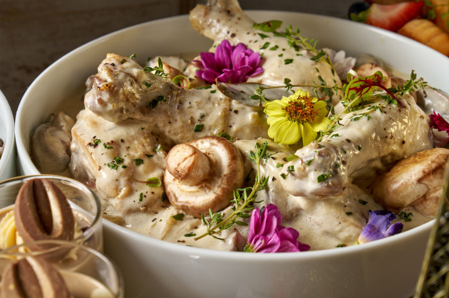 奶油蘑菇白酒燉雞，肉質軟爛入味，奶香濃郁