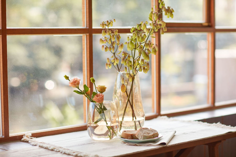 以透光材質花器及香氛精油打造屬於居家的春夏氣息