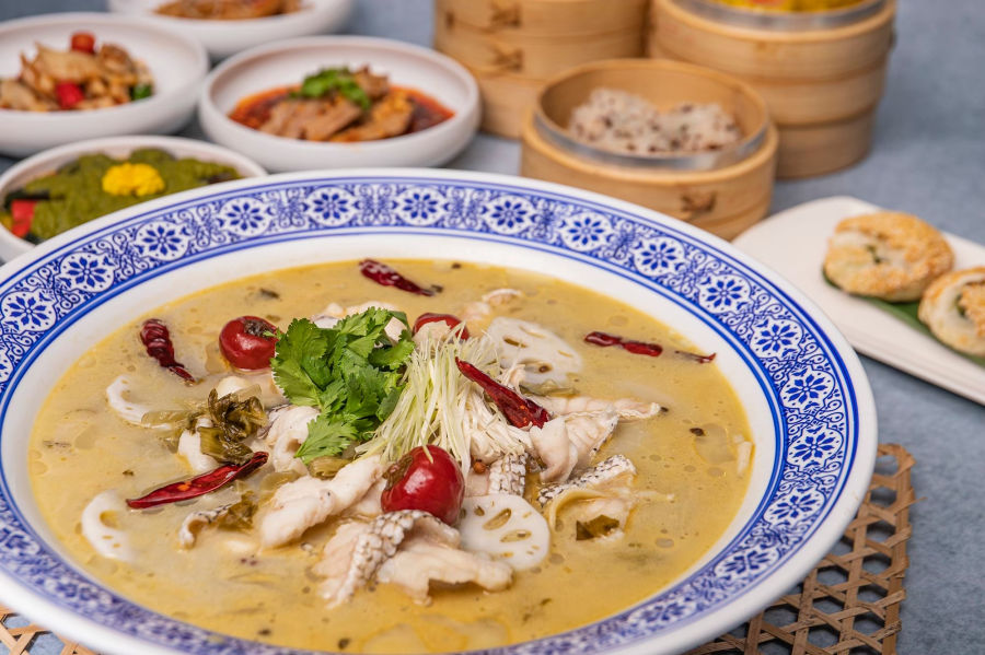 台北凱達大飯店家宴中餐廳的經典名菜「農家酸菜魚」曾獲得「2020亞太年度十大名菜點」金獎之殊榮