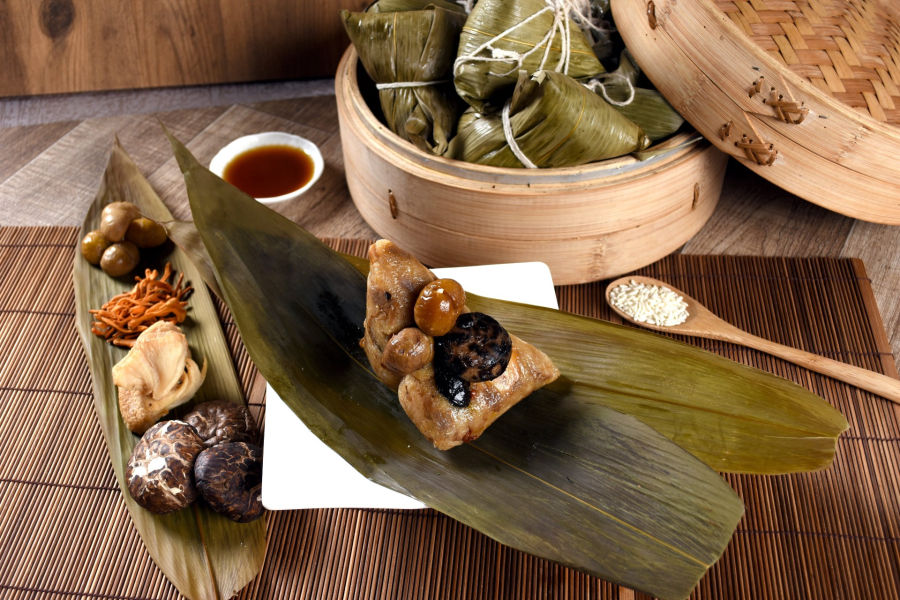 圓山大飯店圓苑主廚戴立承今年首度推出「珍菇八寶粽」，無疑是蔬食頂級饗宴