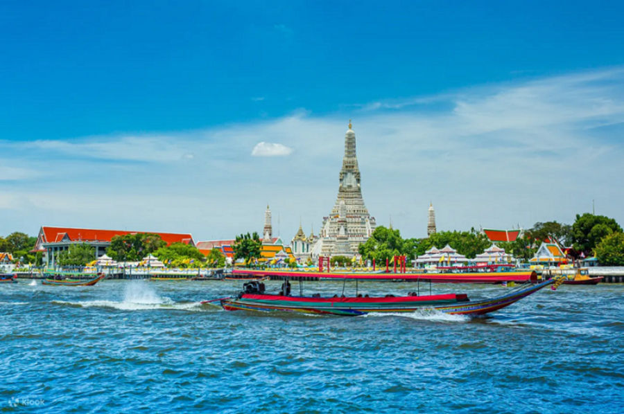 參加Klook曼谷經典景點一日遊，能乘渡船過河，還能途經壯觀的鄭王廟