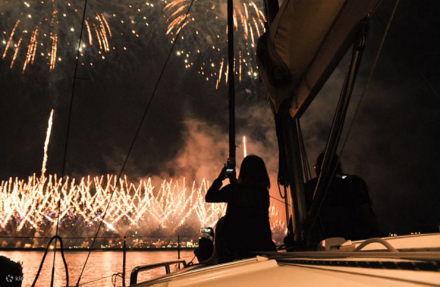 法國進口帆船花火之夜，搭乘豪華帆船享受海景第一排的海上煙花，隨手都能拍出意境美照