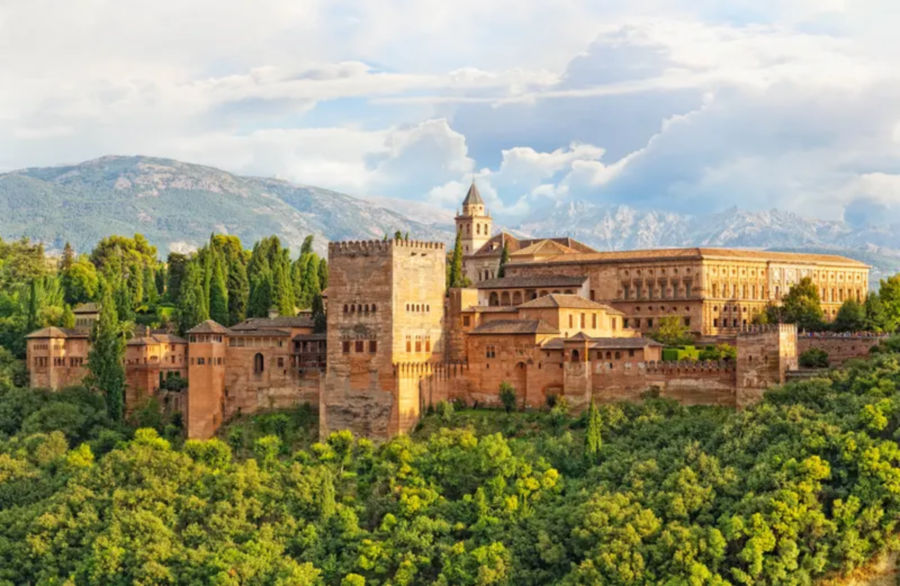 位於西班牙的世界文化遺產阿爾罕布拉宮，擁有雄偉的堡壘與壯麗景色