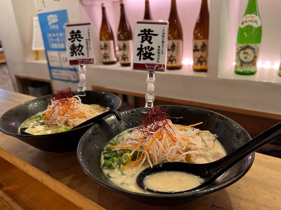 「伏水酒藏小路」是融合傳統日式居酒屋及酒吧的複合店，提供由伏見生產的超過120多種品牌日本酒，擁有多種不同美酒選擇。