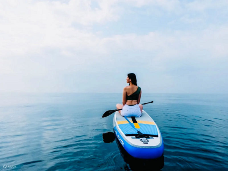 山水沙灘SUP體驗提供日光和夕陽場，旅客徜徉在澎湖蔚藍的海洋中之餘，也能拍攝網美打卡照