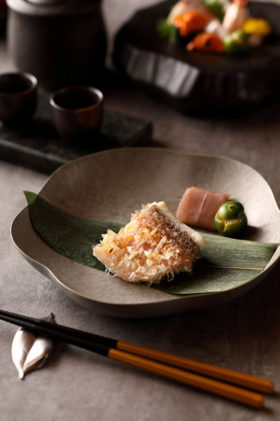 「甘鯛立鱗燒」 嚴選肉質細緻的台灣馬頭魚，以乾煎的方式使魚鱗因高溫而豎起，像