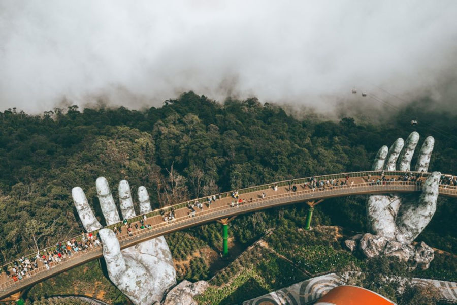 黃金佛手橋為峴港爆紅的景點之ㄧ，旅客可行走於高1,414公尺壯觀的神聖大橋之上