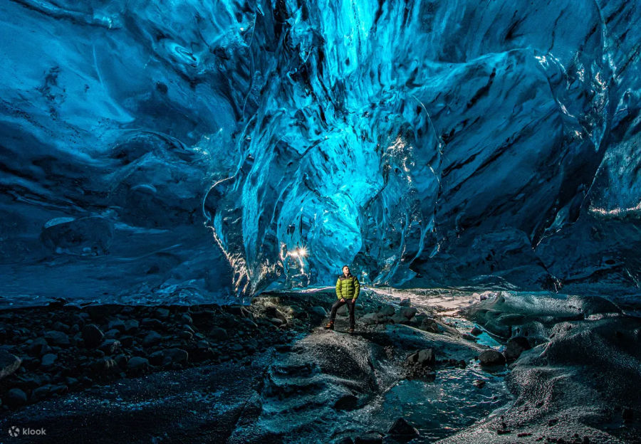 歐洲最大的冰川「瓦特納冰川」，擁有水晶般剔透的藍冰洞美景