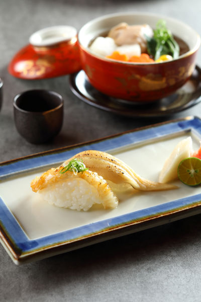 「比目星鰻握壽司」比目魚鰭邊肉，油脂豐富、口感滑順