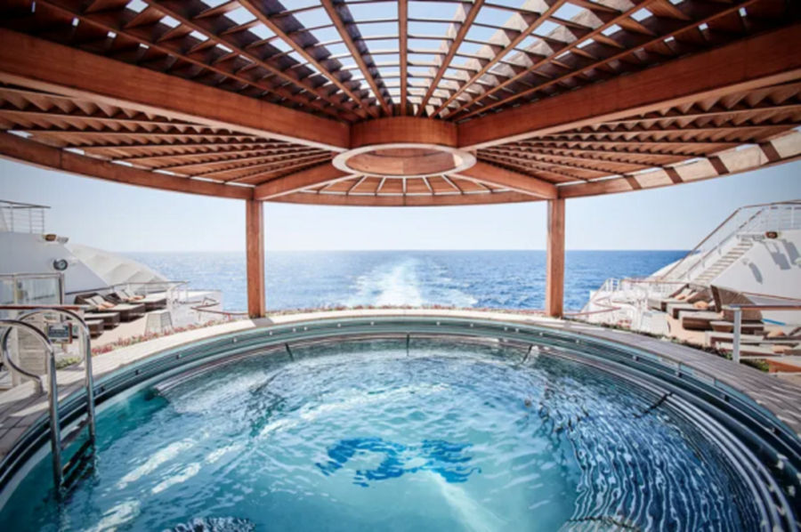 郵輪上還有全球最大的海上日式浴場，讓旅客一邊盡情享受Spa放鬆，一邊欣賞廣闊的海景