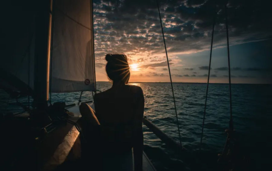 帆船自駕體驗不僅能挑戰自我，還能捕捉到令人驚艷的夕陽美照